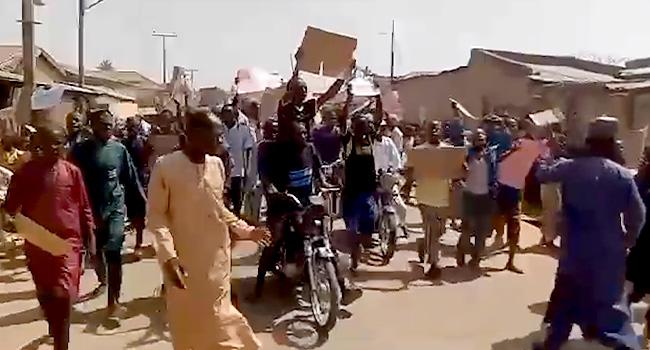 #EndBadGovernance Protesters Invade Former President Buhari’s House In Katsina (Video)