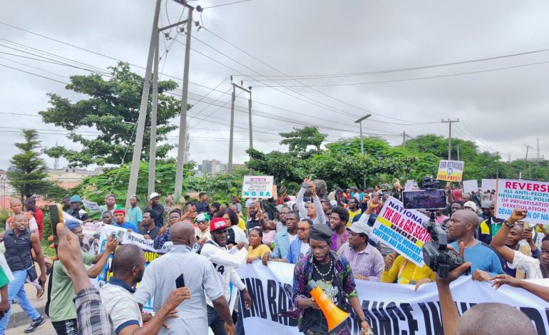 BREAKING: Protester Reportedly Shot As #Endbadgovernance Protest Turns Violent n Kaduna (Videos)