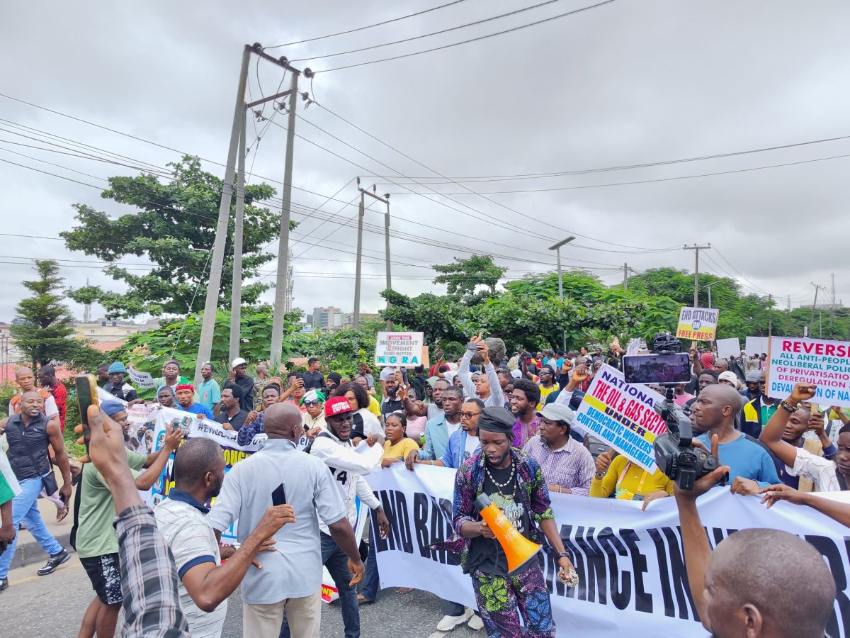 BREAKING: Protester Reportedly Shot As #Endbadgovernance Protest Turns Violent n Kaduna (Videos)