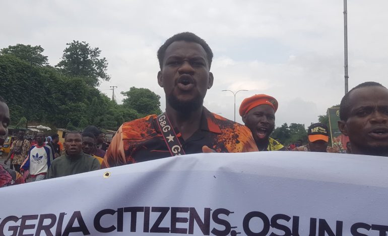 Return Nigeria’s Economy To Normal – Youths Protest #EndBadGovernance In Osogbo (Photos, Videos)