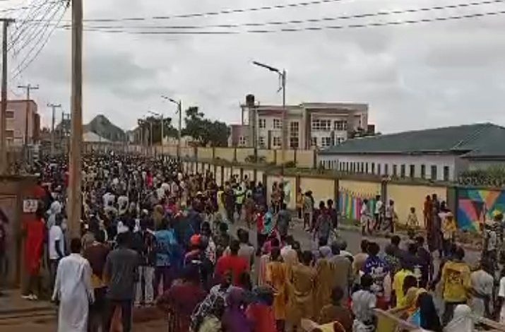 #EndBadGovernance: Kaduna Protesters Loot Private Residences (Video)