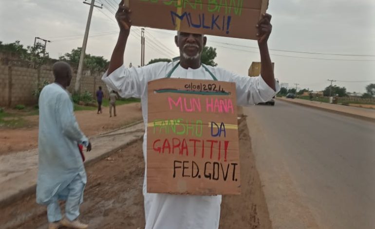 “The Suffering Is Too Much”: Elderly Man Stages Lone Protest In Kano Over Economic Hardship (Photos)