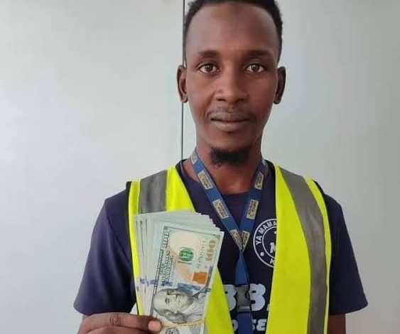 Airport Cleaner Returns $10,000 Found On Plane