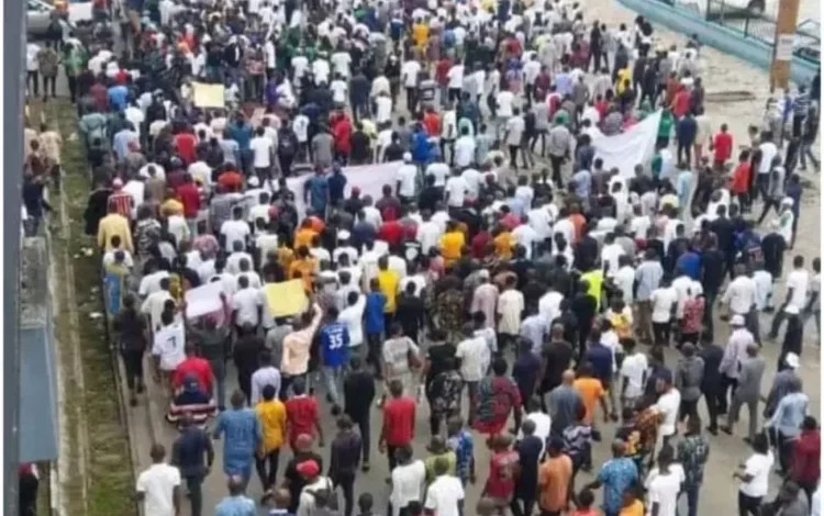 #EndBadGovernance: Immigration Officer Shots Self While Attempting To Disperse Protesters In Borno