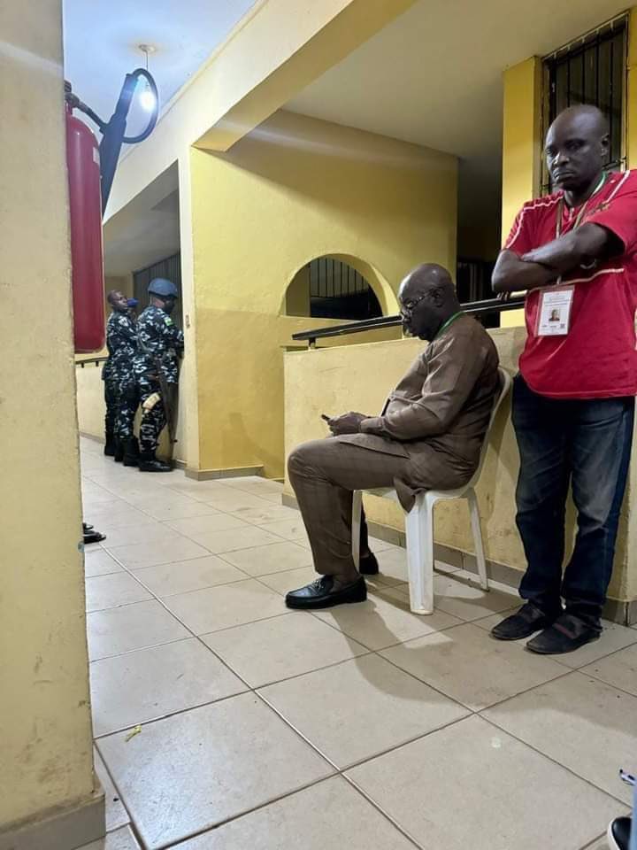 VIDEO: Drama As Police, Protesters Boo Obaseki Out Of INEC Office