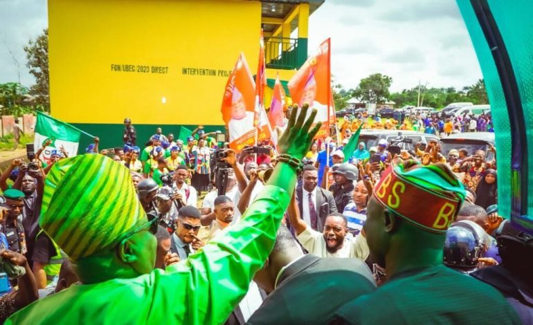 Adeleke Receives Hundreds Of APC Decampees In Egbedore LG (Photos)