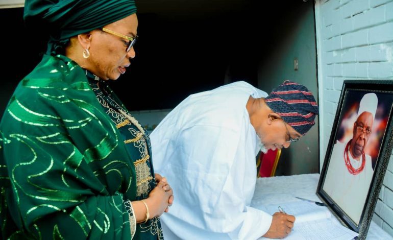 Aregbesola, Wife Pay Condolence Visit To Late Oba Aromolaran’s Family (Photos)