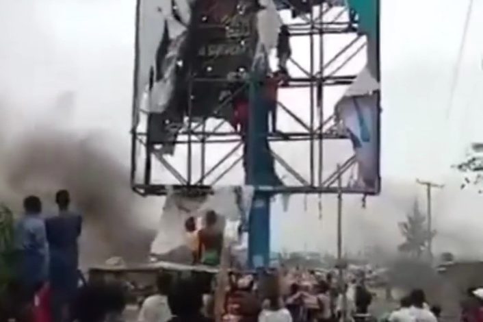 Angry Northern Youths Destroy Tinubu’s Campaign Billboard (Video)