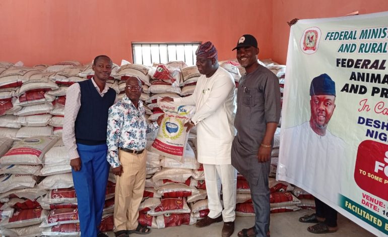 Yuletide: Osun Federal Lawmaker Distributes Food Items, Cash Gifts To Constituents