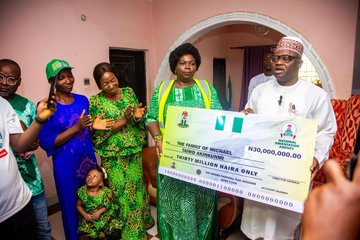 Family Of Nigeria’s Flag Designer, Taiwo Akinkunmi Gets FG’s N30m Donation