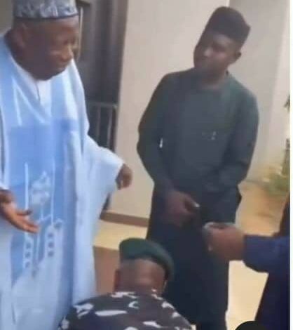 Police Officer Under Fire For ‘Lacing Ganduje’s Shoe’
