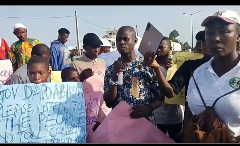 Residents Block Epe-Ijebu-Ode Expressway Over New Tollgate Charges