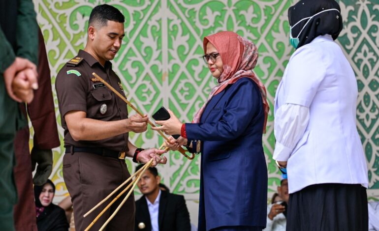 Indonesian Couple Recieves 100 Lashes Of Cane For Committing Pre-Marital Sex