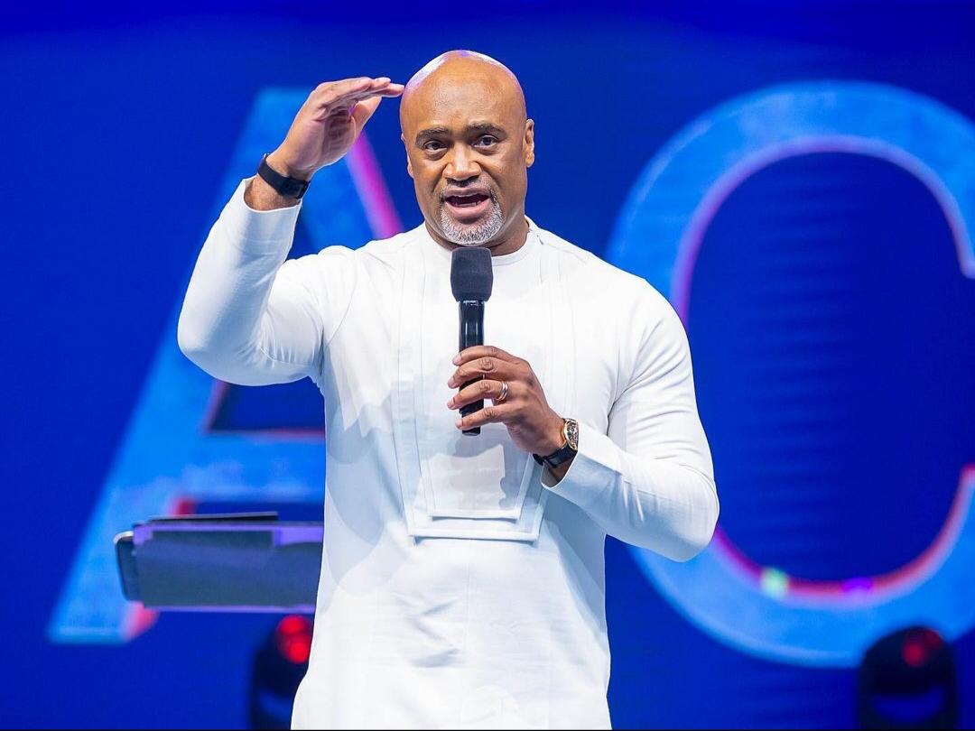 VIDEO: Pastor Paul Adefarasin Allegedly Threatens Blogger With Gun In Lagos Traffic