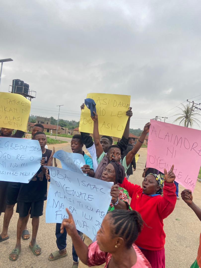 Pro-Egbedun Protesters Accuse Alasi Of Misappropriating Town’s Funds