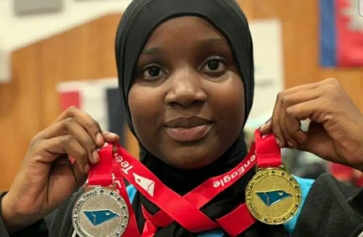 FG Gifts Teenager Who Won Global English Contest N200,000