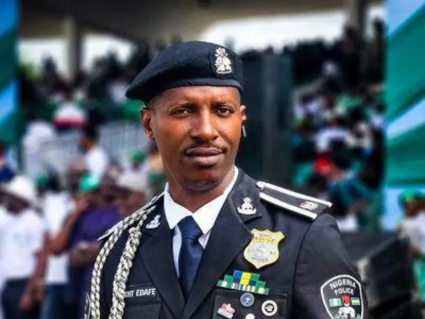 VIDEO: Police PRO Seen Flouting Traffic Rules