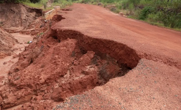 Residents Seek Adeleke’s Help As Gullies Take Over Iwo-Ibadan Road