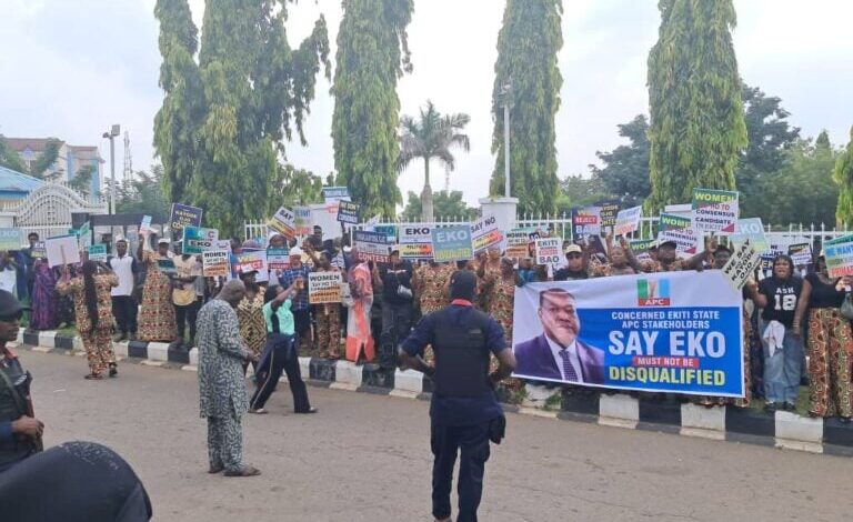 Protest At APC Headquarters Over Exclusion Of Kayode Ojo From Ekiti Primary ‎