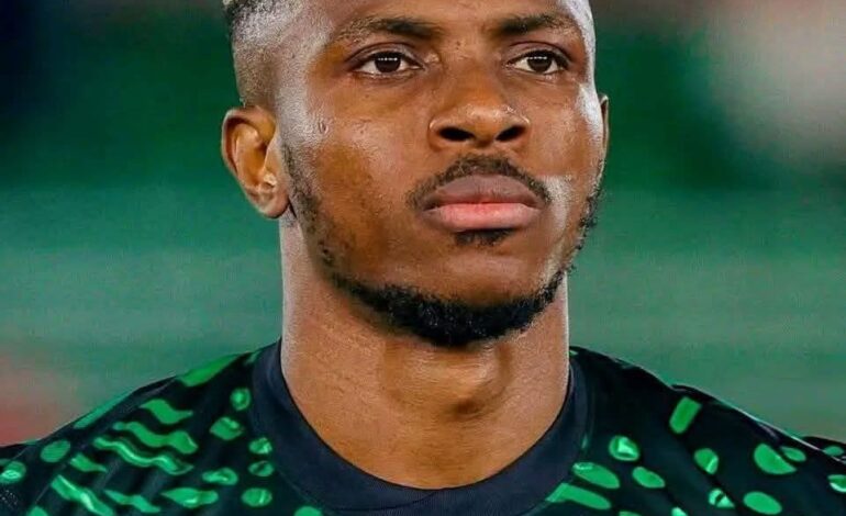 AFCON: Fans Slam Osimhen For Outburst At Lookman, Requesting To Be Subbed Off