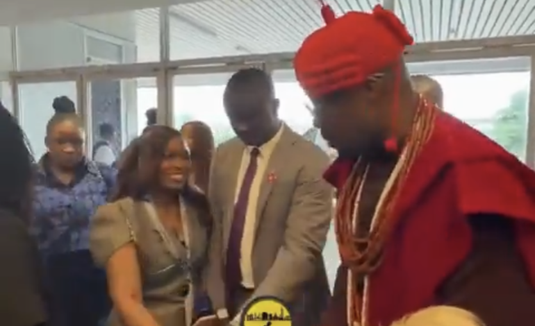VIDEO: Olu of Warri’s Aide Stops Woman from Shaking Monarch’s Hand