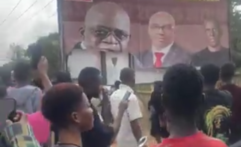 VIDEO: Angry Edo Youths Protest Rising Kidnapping Cases, Tear Down Tinubu Posters