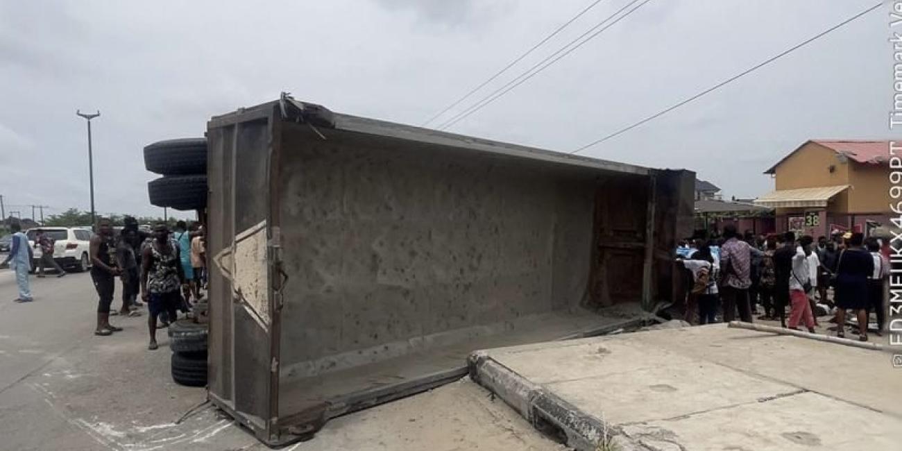 Four Dead, Four Injured as Truck Rams into Bus in Lagos