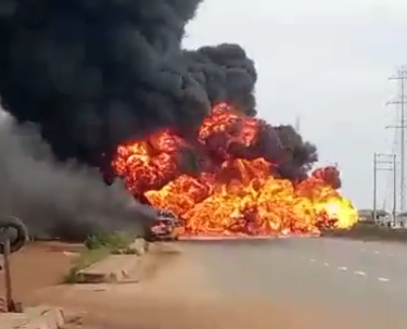 Truck Catches Fire on Lagos-Ibadan Expressway