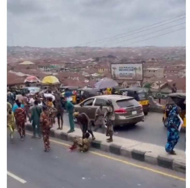 Just In: Multiple Casualties Feared As Truck Loses Control In Ibadan (Video)