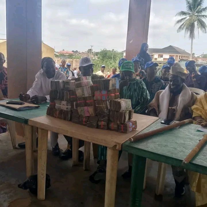 Concerns As Osun APC LG Chairmen Display, Give Out Cash As Empowerment