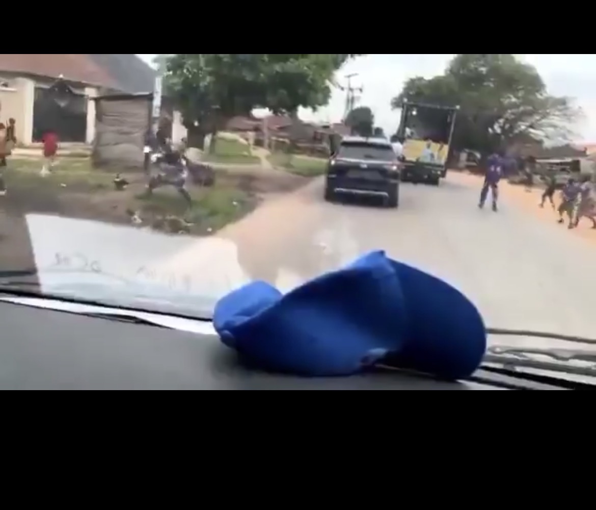 VIDEO: Condemnations Trail Viral Video of APC Campaign Bus Throwing Bread To Ekiti Residents