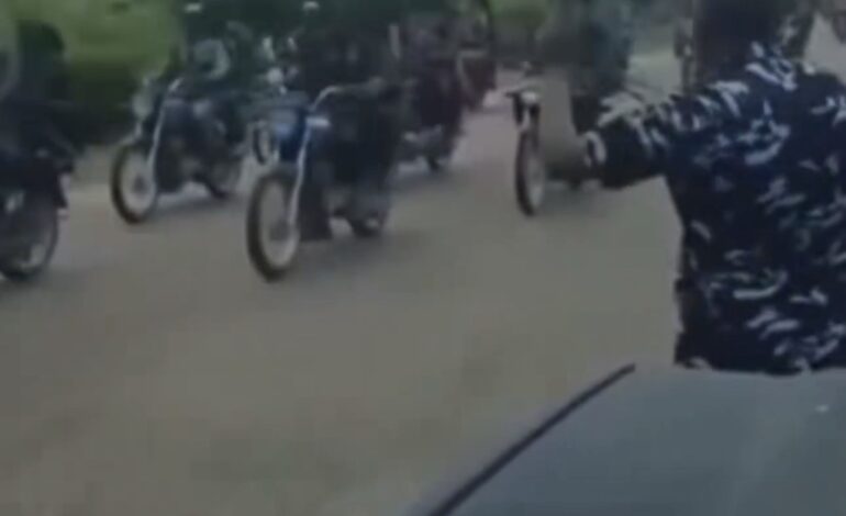 Video: Police Officers Hail Suspected Bandits Carrying Guns As They Pass Freely Through Checkpoint